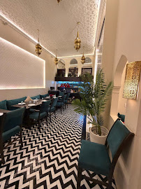 Salle principale du restaurant Dada — chaises émeraude et sol en chevrons