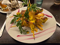 Table dressée avec brochettes